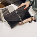 Damen-Clutch mit stylischer Kettenakzent
