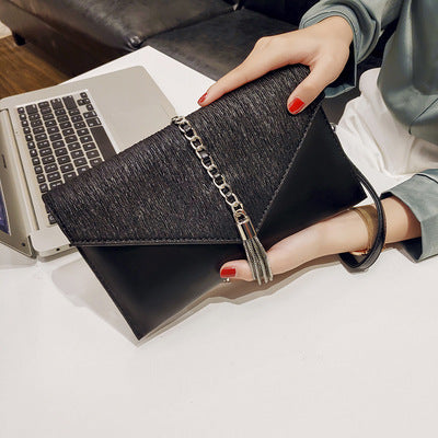 Damen-Clutch mit stylischer Kettenakzent