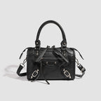 Damen Mini-Handtasche mit dekorativen Metallakzenten und abnehmbarem Schulterriemen