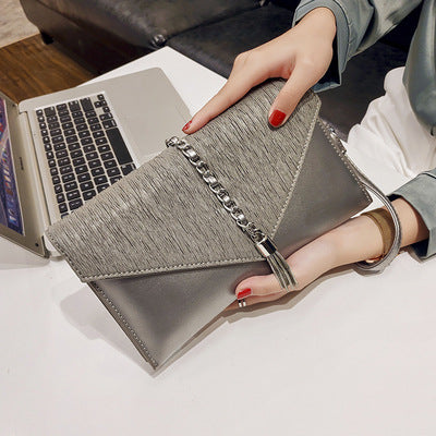 Damen-Clutch mit stylischer Kettenakzent