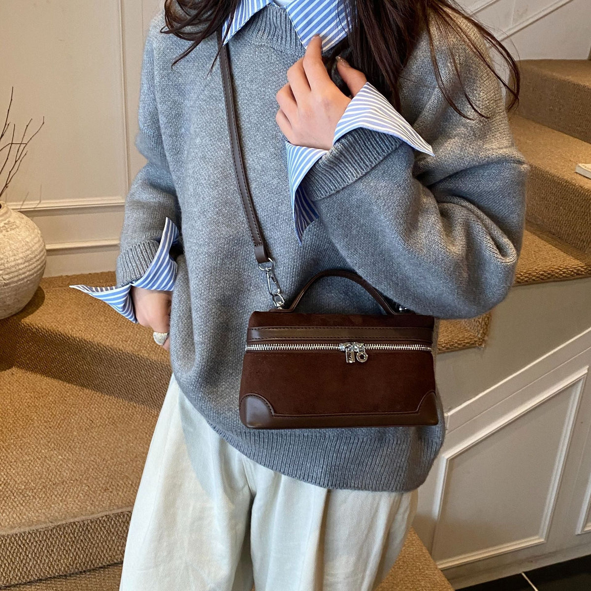 Damen Schultertasche aus weichem Wildleder mit praktischen Fächern