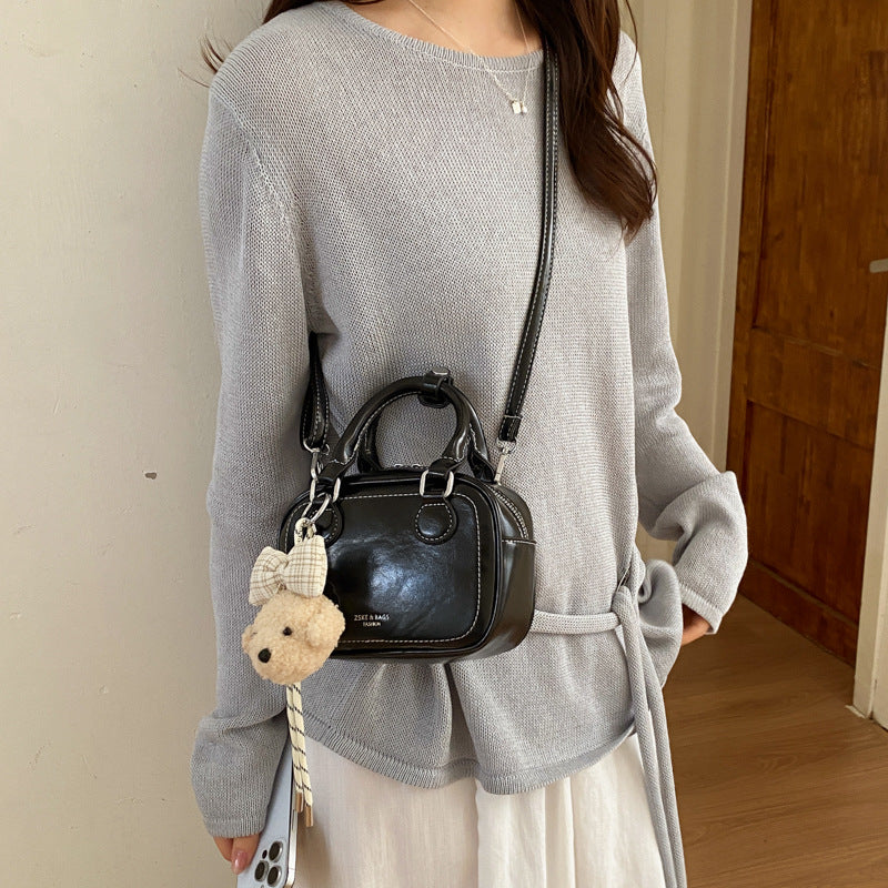 Damen Mini-Handtasche mit abnehmbarem Plüschanhänger