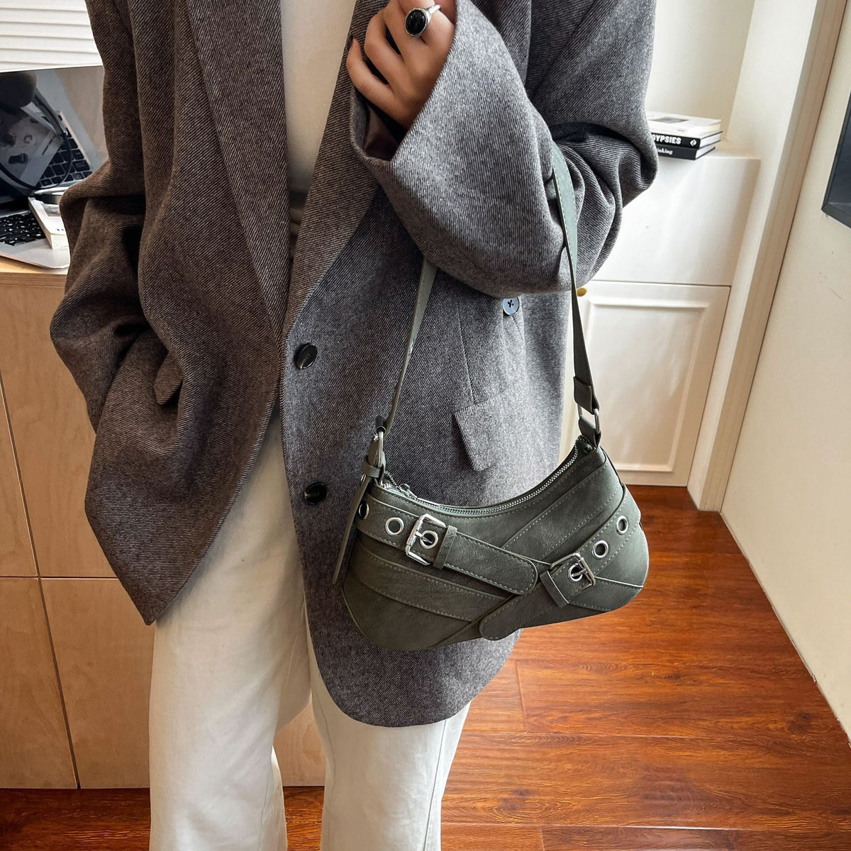 Damenmode Schultertasche aus weichem Wildleder mit einzigartiger Applikation