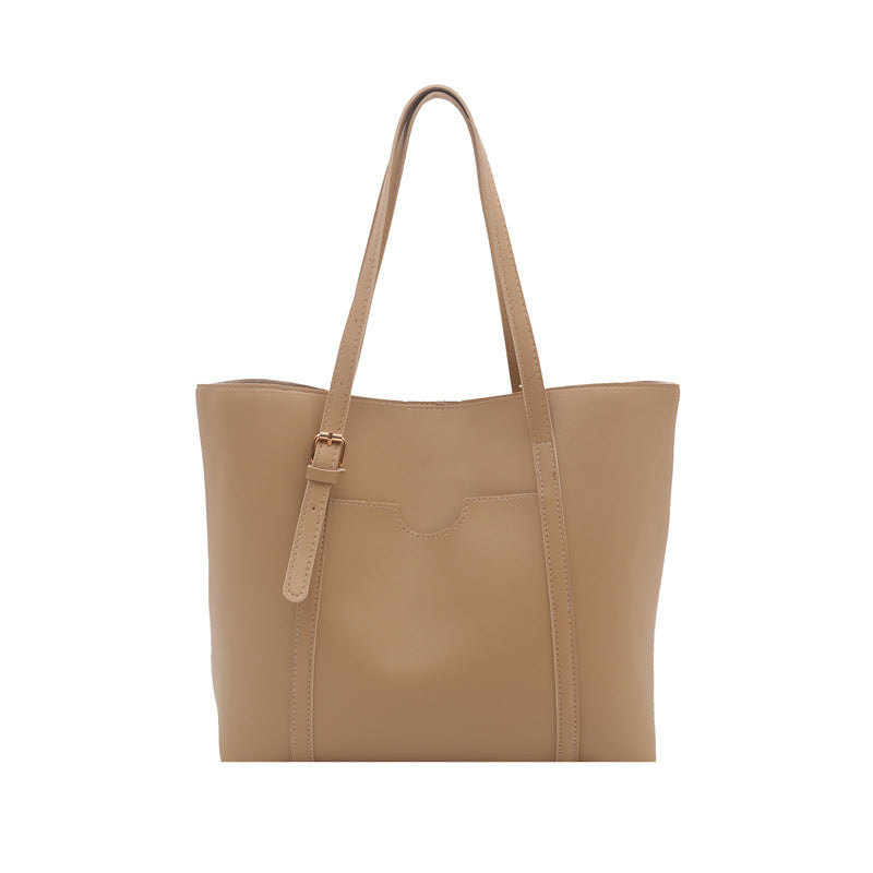 Damentasche aus strukturiertem synthetischen Leder mit einem stilvollen Detail