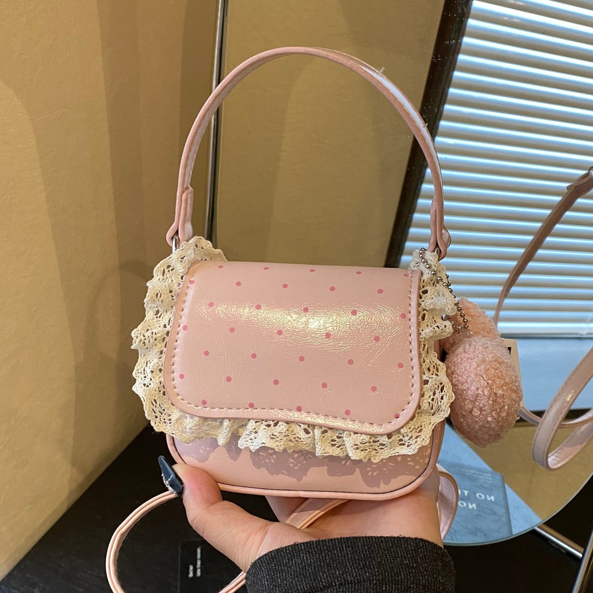 Damen Mini-Handtasche mit verspieltem Design und einzigartigen Details