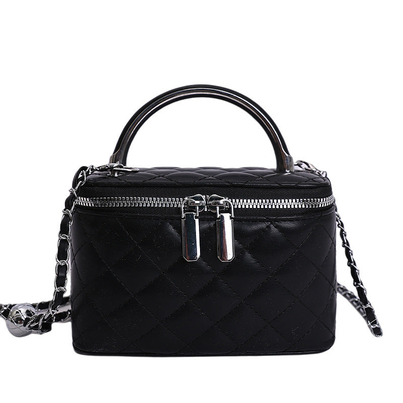 Damen Mini-Handtasche mit goldener Kettenakzent und strukturiertem Design