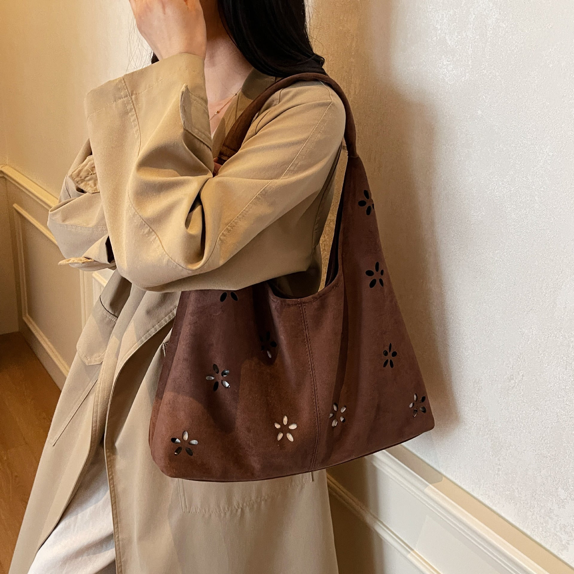 Damen-Hobo-Tasche mit floralem Akzent und praktischem Mini-Brieftasche