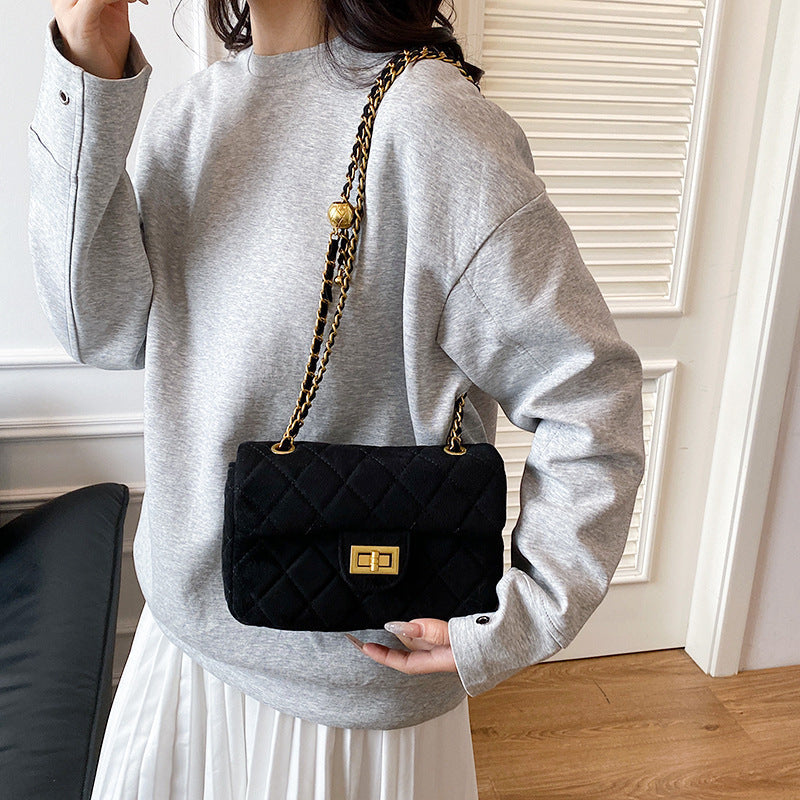 Elegante Schultertasche für Damen mit stylischem Kettenakzent