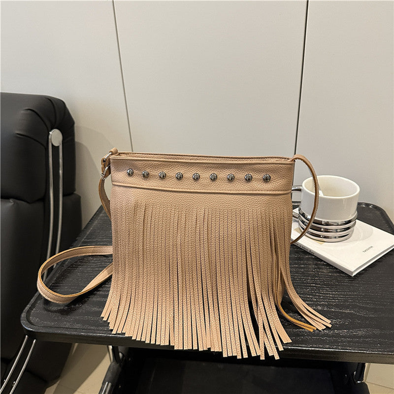 Damen Schultertasche mit Fransen und Nieten