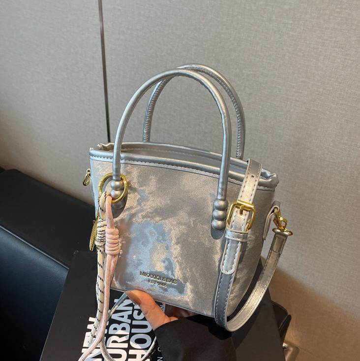 Damen Mini-Shopper Tasche mit modischer Kettenapplikation