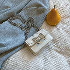 Damen Mini-Handtasche mit schimmerndem Schleifenverschluss