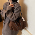 Damen elegante Hobo-Tasche aus strukturiertem Kunstleder mit abnehmbarem Anhänger