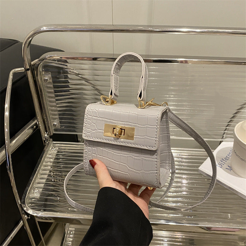 Damen Mini-Tasche mit elegantem Krokodil-Look und goldenen Akzenten