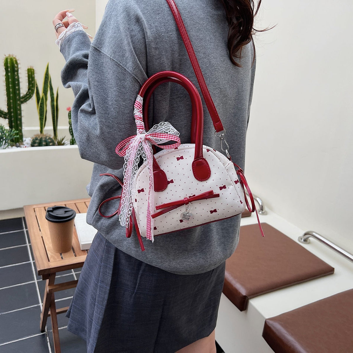 Damen Mini-Tasche mit verspieltem Design und charmanten Details