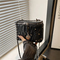Damen Mini-Handtasche mit eleganter Steppung und Kettenanhänger