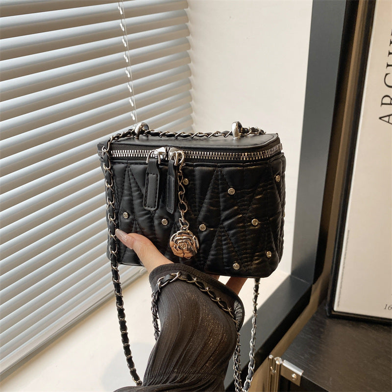 Damen Mini-Handtasche mit eleganter Steppung und Kettenanhänger
