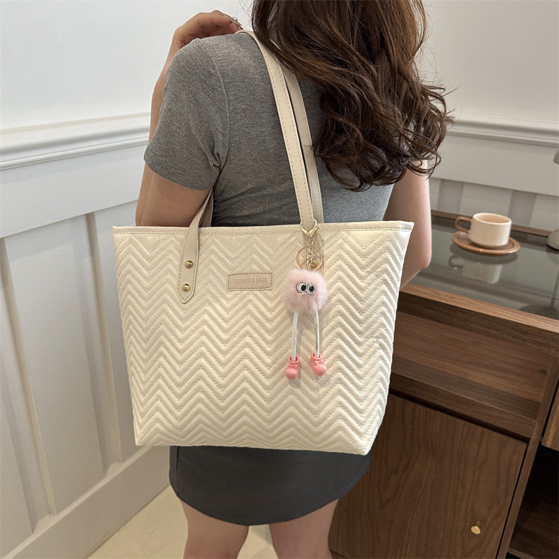 Damen Freizeit Tote Bag mit strukturiertem Wellenmuster und charmantem Anhänger