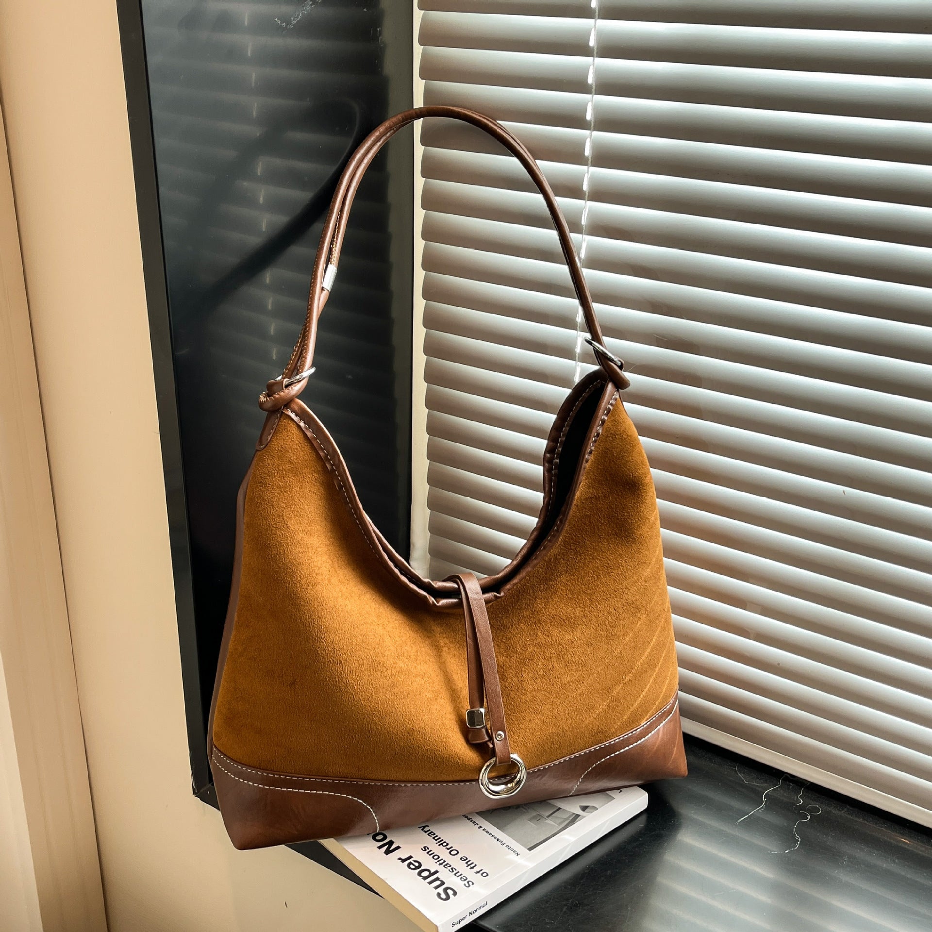 Elegante Tote-Bag für Damen mit authentischen Wildleder-Elementen