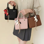 Damen Mini Tasche mit Tieranhänger und modernem Krokodileffekt