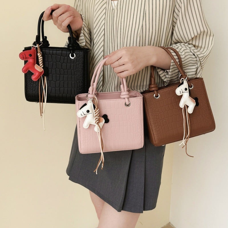 Damen Mini Tasche mit Tieranhänger und modernem Krokodileffekt