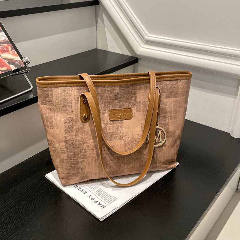 Damentasche mit stylischem Design, strukturiertem Muster und eleganten Details