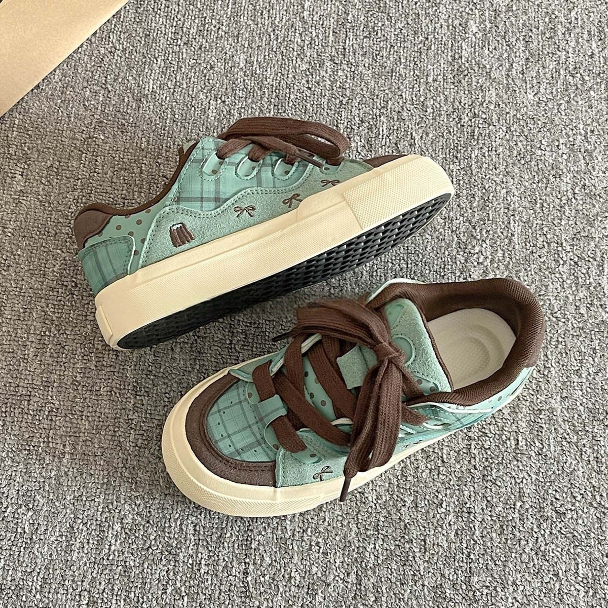 Feminine bequeme Sneakers im verspielten Design