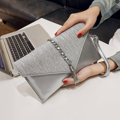 Damen-Clutch mit stylischer Kettenakzent