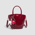 Damen Mini Tasche mit glänzender Oberfläche und verspieltem Anhänger