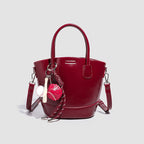Damen Mini Tasche mit glänzender Oberfläche und verspieltem Anhänger