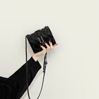 Damen Mini-Clutch mit elegantem Kettenriemen und luxuriösem gesteppetem Muster