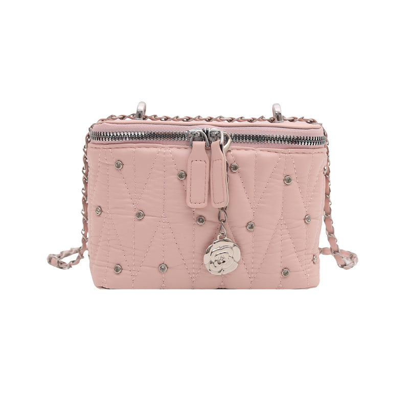 Damen Mini-Handtasche mit eleganter Steppung und Kettenanhänger