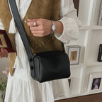 Damen Schultertasche im modernen Design mit strukturierter Oberfläche