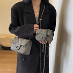 Damen Mini-Handtasche mit gepolstertem Design und elegantem Kettenriemen