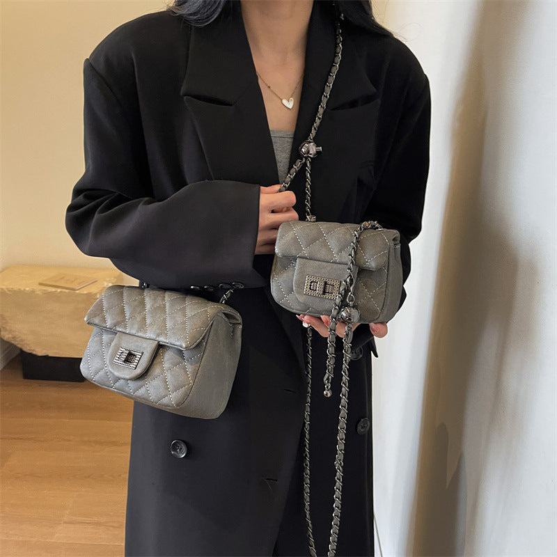 Damen Mini-Handtasche mit gepolstertem Design und elegantem Kettenriemen
