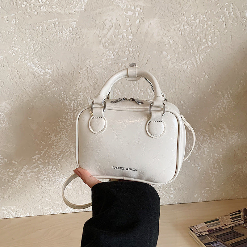 Damen Mini-Handtasche mit süßem Anhänger