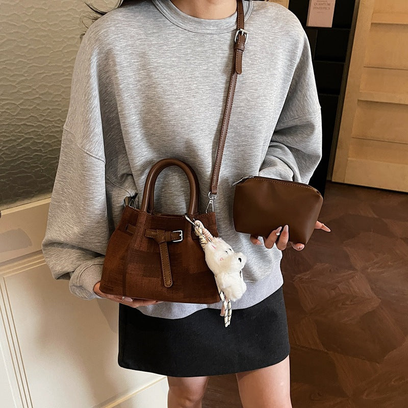 Damen Mini-Handtasche mit modernen Akzenten und praktischem Innenorganizer