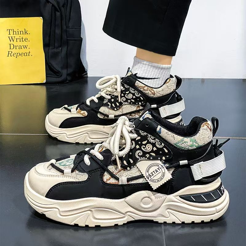 Dicke Sportschuhe für Frauen mit einem robusten Design und rutschfester Sohle