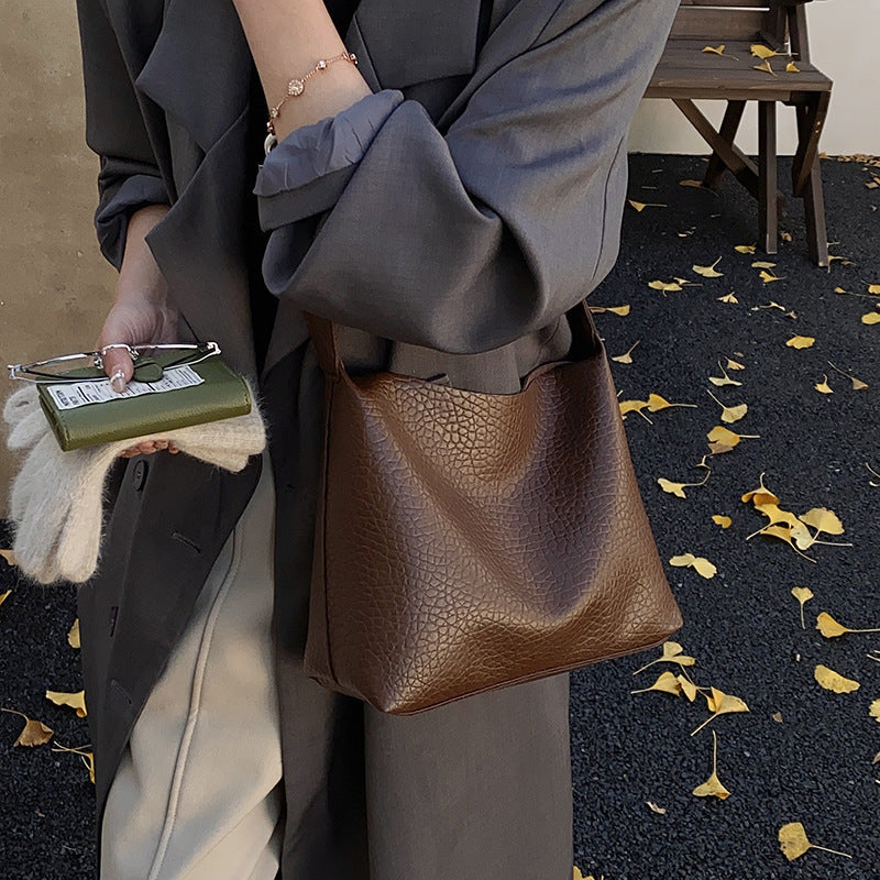 Damentasche mit stylischem Schulterdesign und strukturiertem Muster