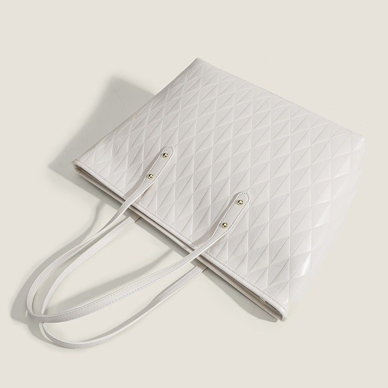 Damentasche mit elegantem Diamantdesign und praktischen Innenfächern