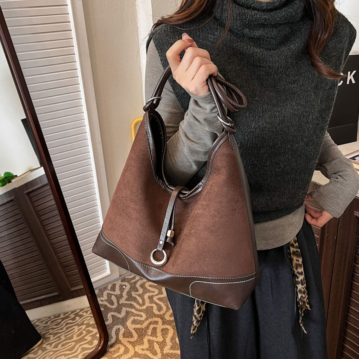 Elegante Tote-Bag für Damen mit authentischen Wildleder-Elementen