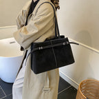 Damentasche aus hochwertigem Kunstleder mit einem eleganten Schulterriemen