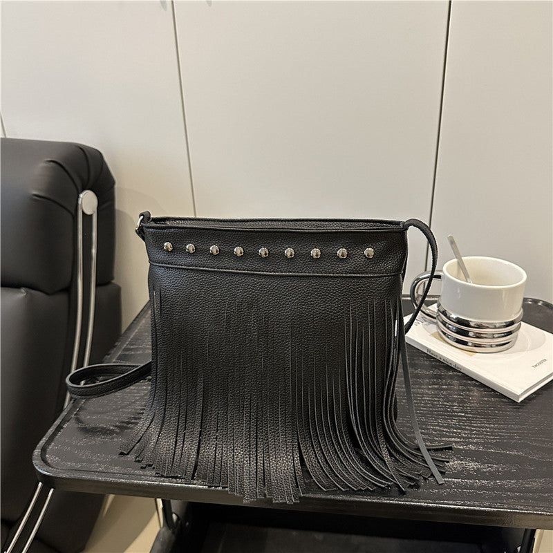 Damen Schultertasche mit Fransen und Nieten