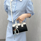 Damen Mini-Handtasche mit verspieltem Anhänger und elegantem Design