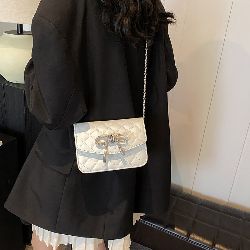 Damen-Mini-Handtasche mit luxuriösem, gestepptem Muster und funkeldem Kettenanhänger