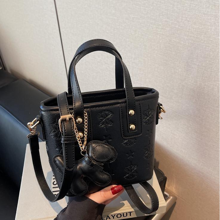 Damen Mini-Handtasche mit verspieltem Anhänger