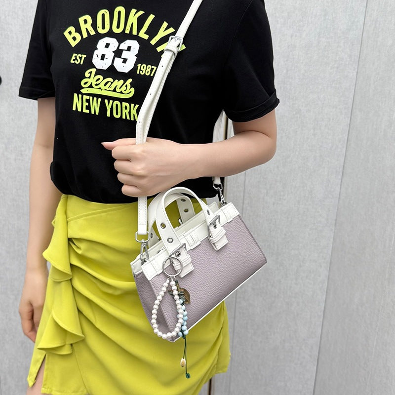 Damen Mini-Handtasche mit verspieltem Anhänger und elegantem Design