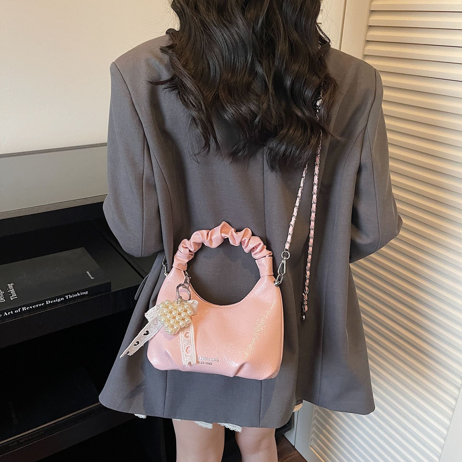 Damen Mini-Handtasche mit voluminösem Rüschendesign und trendigen Charms