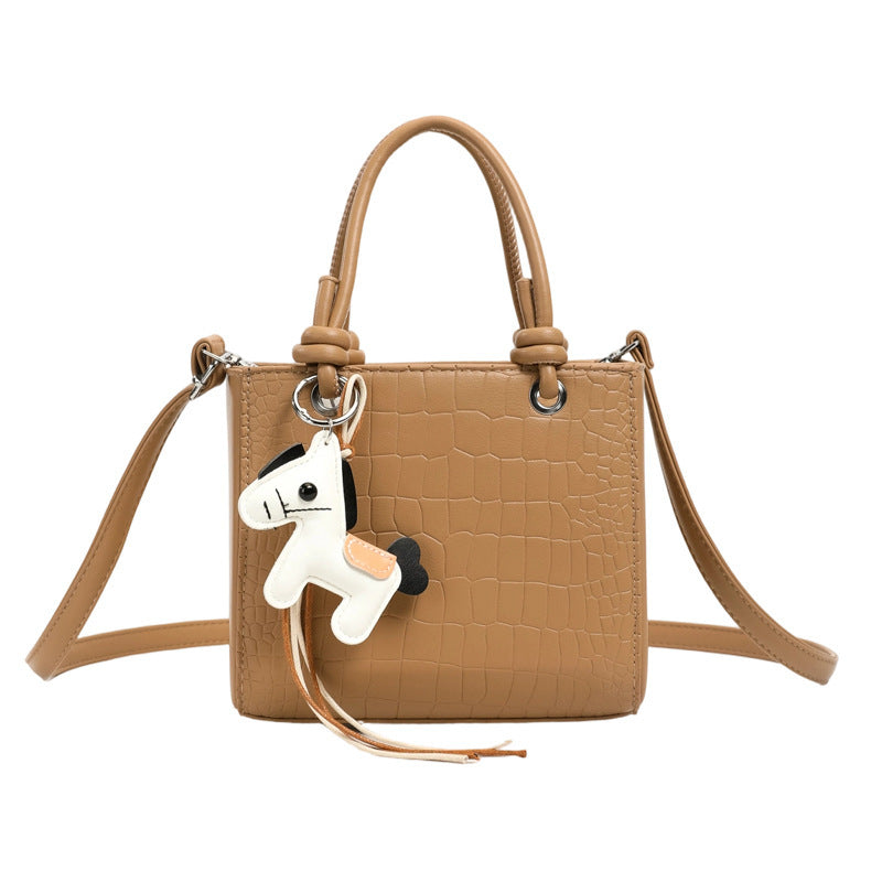 Damen Mini Tasche mit Tieranhänger und modernem Krokodileffekt
