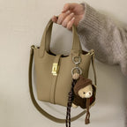Damen Mini-Handtasche mit verspieltem Tieranhänger