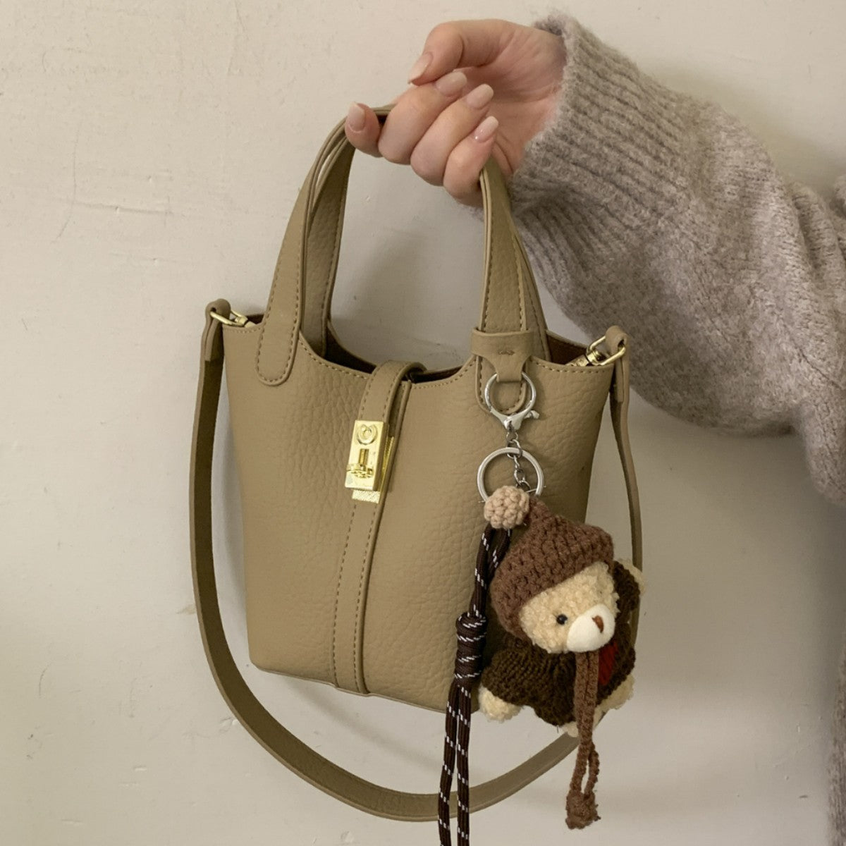 Damen Mini-Handtasche mit verspieltem Tieranhänger